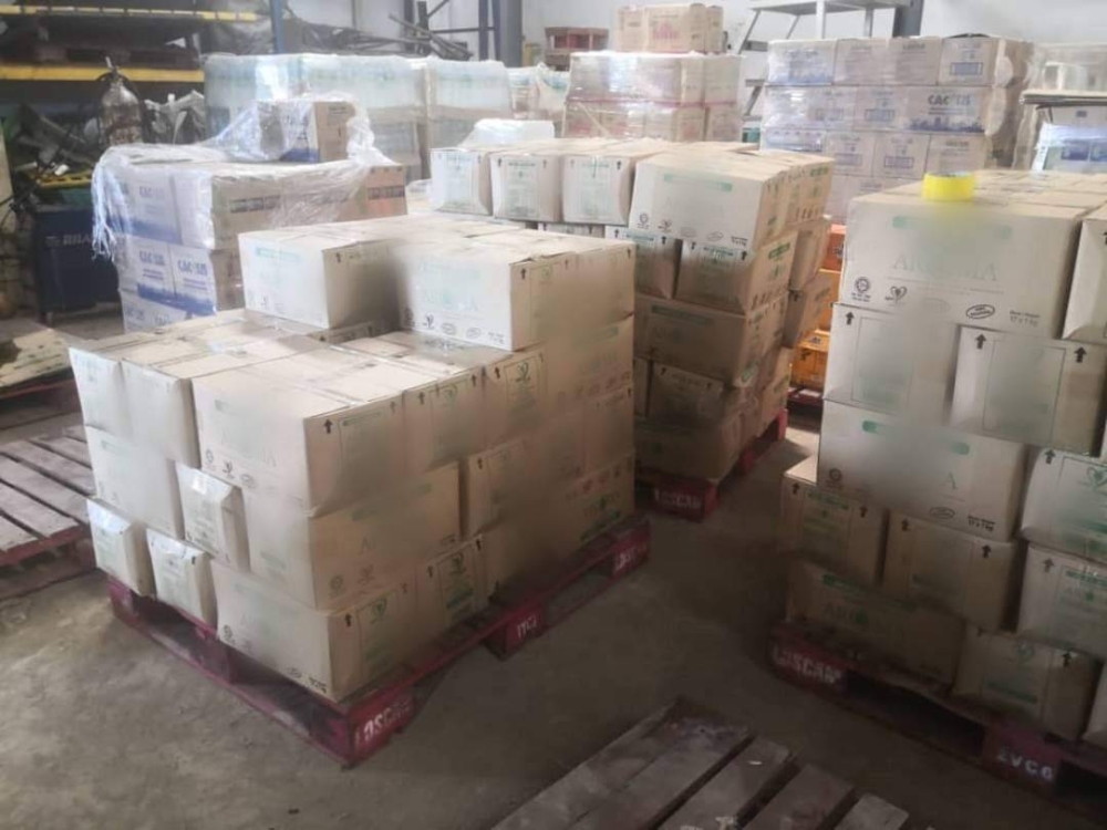 Sebanyak 184 kotak dianggarkan 3,128 kg di temui dalam stor simpanan di belakang premis terbabit.