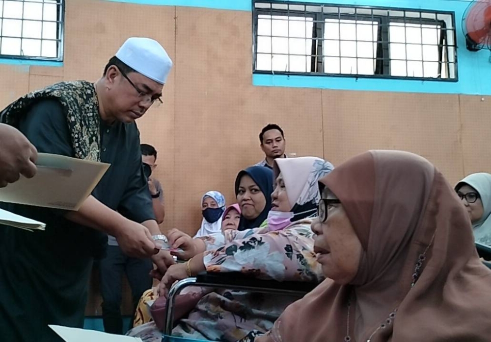 Sulaiman menyampaikan sumbangan kepada penerima pada majlis Penyampaian Sumbangan Ramadan Parlimen Masjid Tanah di JEPRRUN Kuala Linggi di sini, pada Khamis.