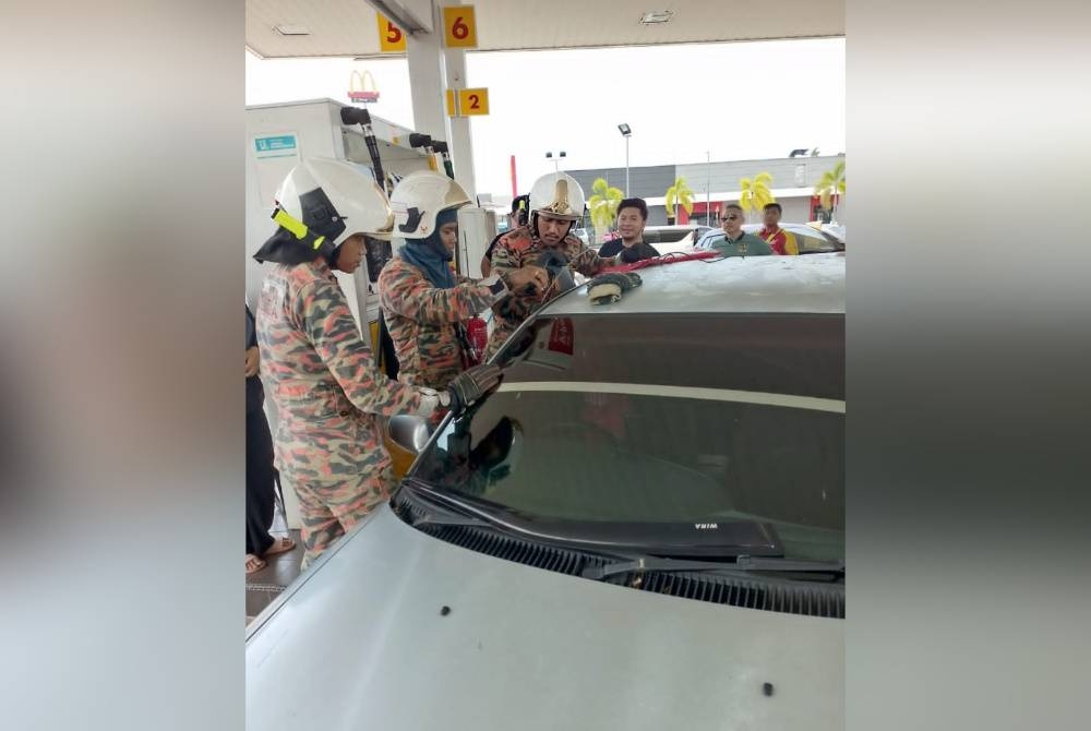 Anggota bomba guna peralatan khas keluarkan kanak-kanak terkunci dalam sebuah kenderaan di sebuah stesen minyak di Teluk Piah, Kuala Selangor pada Khamis.