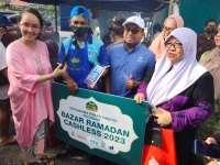 Nik Zalina (kanan) dan Michelle (kiri) melancarkan kaedah urus niaga tanpa tunai sempena Program 'Walkabout' Bazar Ramadan MBSJ USJ 4 di sini pada Khamis.