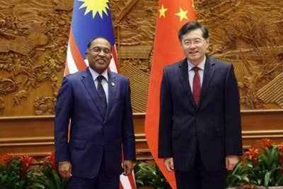 Zambry (kiri) dan rakan sejawatannya dari China, Qin Gang (kanan). - Gambar FB Zambry Abd Kadir