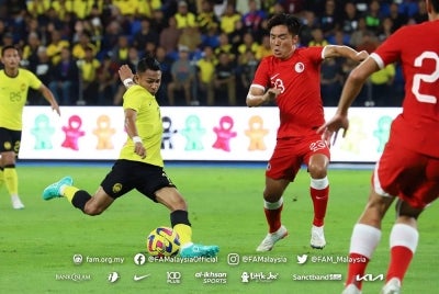 Faisal (kiri) melakukan percubaan ke arah pintu gol pasukan Hong Kong pada aksi persahabatan di Stadium Sultan Ibrahim, Iskandar Puteri. - Foto Facebook FAM