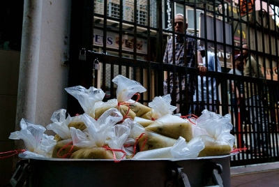 Beberapa orang awam telah mula beratur seawal jam 3 petang untuk mengambil agihan juadah bubur lambuk ketika tinjauan pembuatan bubur lambuk di Masjid India Jalan Tuanku Abdul Rahman hari ini.