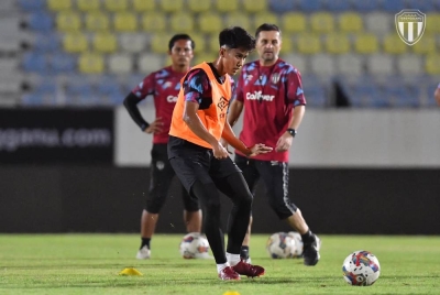 Steinbruckner (kanan) ketika melihat anak buahnya menjalani latihan di SSMZA. - Foto Facebook TFC