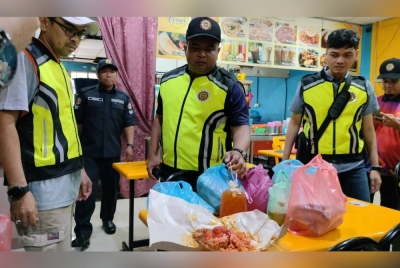 Hasil pemeriksaan menemui nasi dan air yang siap dibungkus dimasukkan ke dalam plastik kemungkinan untuk kaki ponteng puasa.