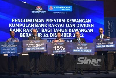 Ewon (tengah) diiringi Mohd Irwan (dua dari kiri) mengumumkan kadar dividen Bank Rakyat bagi tahun kewangan berakhir 31 Disember di Menara Kembar Bank Rakyat, Kuala Lumpur pada Khamis. - FOTO MOHD RAFIQ REDZUAN HAMZAH