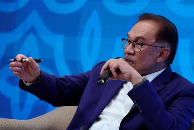 Anwar bercakap ketika sesi soal jawab semasa menghadiri Majlis Iftar bersama rakyat Malaysia di Kedutaan Besar Malaysia di China, pada Khamis. - Foto Bernama