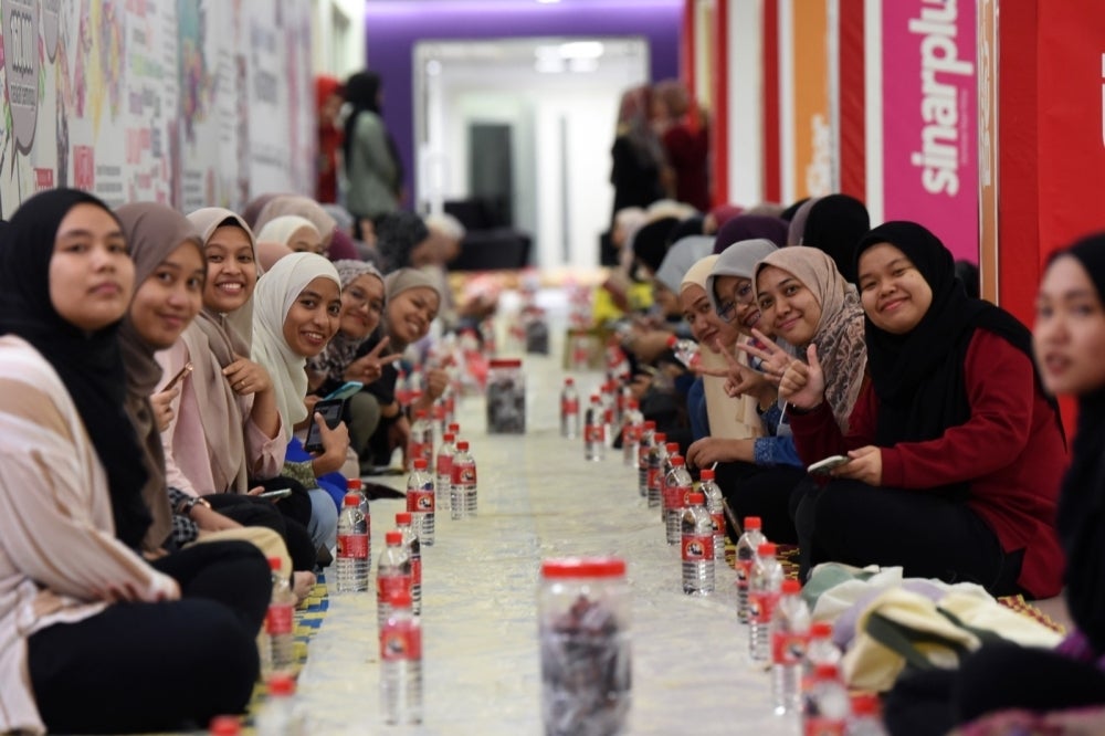 
Sebahagian orang ramai yang menyertai Iftar Ala Madinah @Karangkraf.