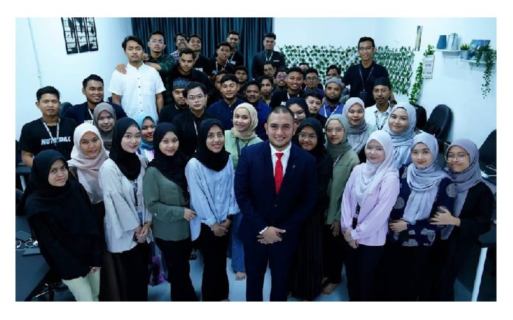 Nur Azhim Shahmi bergambar bersama kakitangan di pejabatnya.