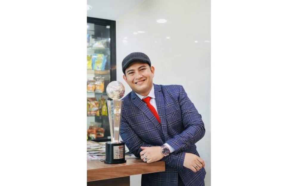 Nur Azhim Shahmi bersama hadiah anugerah atas penghasilan produk yang dilakukannya.