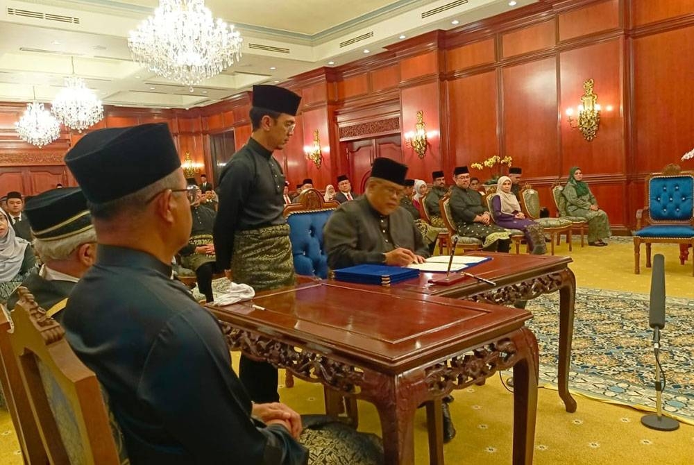 Ab Rauf ketika menandatangani Suratcara Pelantikan dan Angkat Sumpah Jawatan, Taat Setia.