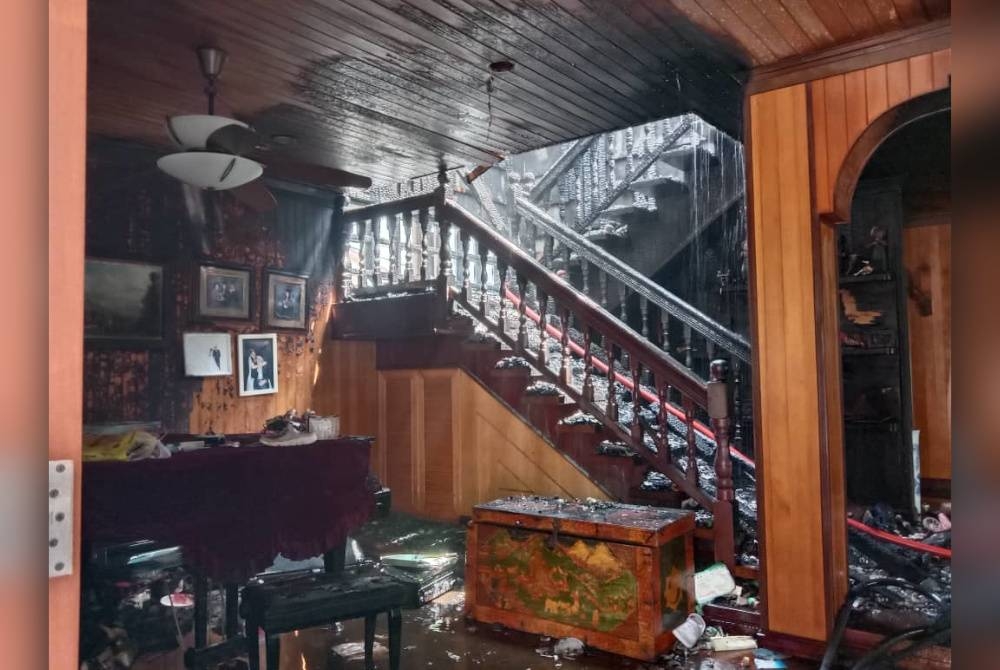 Kebakaran memusnahkan tingkat satu sebuah banglo yang dihuni tiga mangsa di Ayer Tawar. - Foto ihsan Bomba Perak