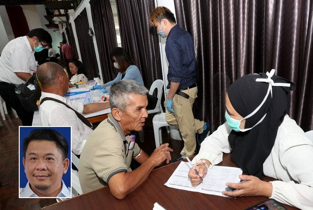 Penduduk setempat mengambil peluang membuat pemeriksaan kesihatan pada program Peduli Kesihatan Untuk Kumpulan B40 (PEKA B40) di Dewan Suarah pada Jumaat. - Foto: Bernama, gambar kecil: Lukanisman