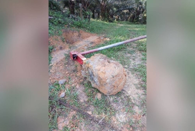 Tiang simen yang digali oleh penjenayah.