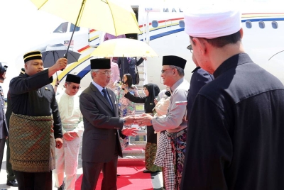 Yang di-Pertuan Agong Al-Sultan Abdullah Ri'ayatuddin Al-Mustafa Billah Shah dan Raja Permaisuri Agong Tunku Azizah Aminah tiba di Labuan. - Foto Bernama.