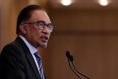 Perdana Menteri Datuk Seri Anwar Ibrahim menyampaikan syarahan umum di Universiti Tsinghua, yang merupakan antara universiti tersohor di China. - Foto Bernama.
