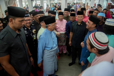 Al-Sultan Abdullah Ri’ayatuddin Al-Mustafa Billah Shah berkenan beramah mesra dengan para jemaah selepas menunaikan solat Jumaat di Kampung Sungai Bedaun pada Jumaat. - Foto Bernama