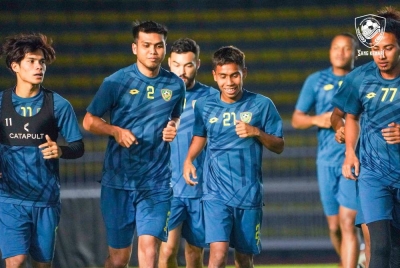 Pasukan KDA FC giat melakukan latihan di Stadium Darul Aman pada malam Khamis bagi persiapan menghadapi Sri Pahang FC di Kuantan pada malam Sabtu. - Foto KDA FC