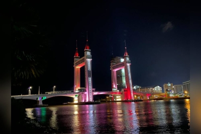 Jambatan Angkat Kuala Terengganu yang merupakan antara lokasi utama tumpuan pelancong apabila datang ke Terengganu menyasarkan kehadiran lebih 140,000 pengunjung pada tahun ini.