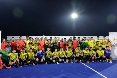 Mohd Nasir bersama skuad hoki negara menjelang Sukan SEA Kemboja pada Mei. - Foto Bernama