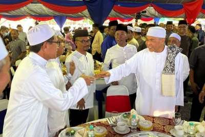 Ahmad Zahid (kanan) hadir ke Majlis Santunan Kasih Ramadan Negeri Perak Tahun 2023 di Sekolah Izzudin Shah, pada Jumaat.