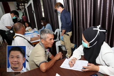 Penduduk setempat mengambil peluang membuat pemeriksaan kesihatan pada program Peduli Kesihatan Untuk Kumpulan B40 (PEKA B40) di Dewan Suarah pada Jumaat. - Foto: Bernama, gambar kecil: Lukanisman