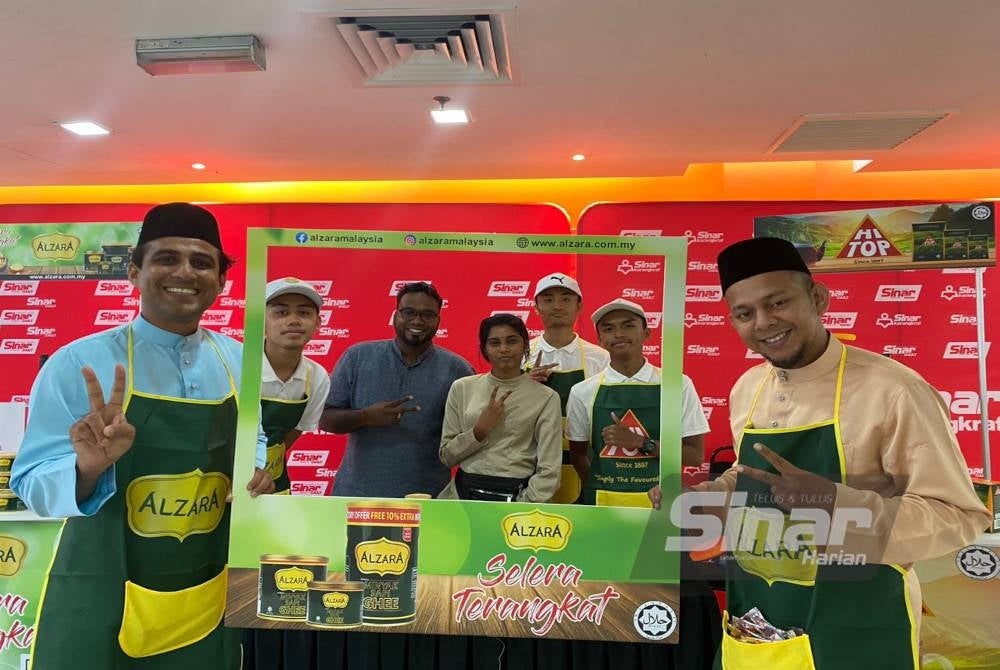 Mathan (tiga dari kiri) bersama-sama staf Alzara memeriahkan program Iftar Ala Madinah @Karangkraf selama dua hari berturut-turut.