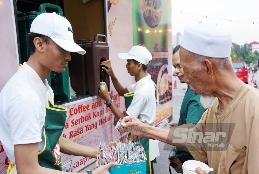 Pengunjung berpeluang untuk menikmati minuman Hi Top Tea secara percuma dan juga boleh membawa pulang sampel jenama berkenaan.