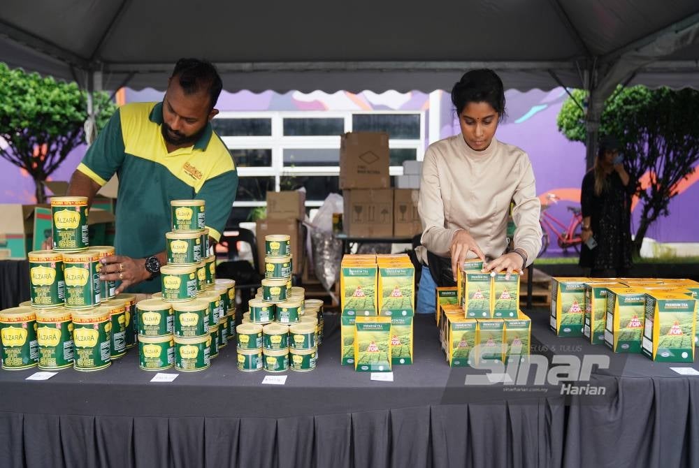 Kakitangan jualan dan promosi Alzara membuat persiapan menjual produk pada program Iftar Ala Madinah @Karangkraf di Kompleks Karangkraf pada Jumaat.