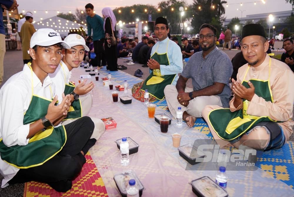 Mathan (dua dari kanan) bersama-sama sebahagian staf promosi Alzara berbuka puasa pada program Iftar Ala Madinah @Karangkraf di Kompleks Karangkraf pada Jumaat.