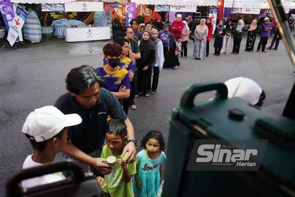 Kanak-kanak juga tidak ketinggalan mencuba sampel produk minuman Hi Top Tea.