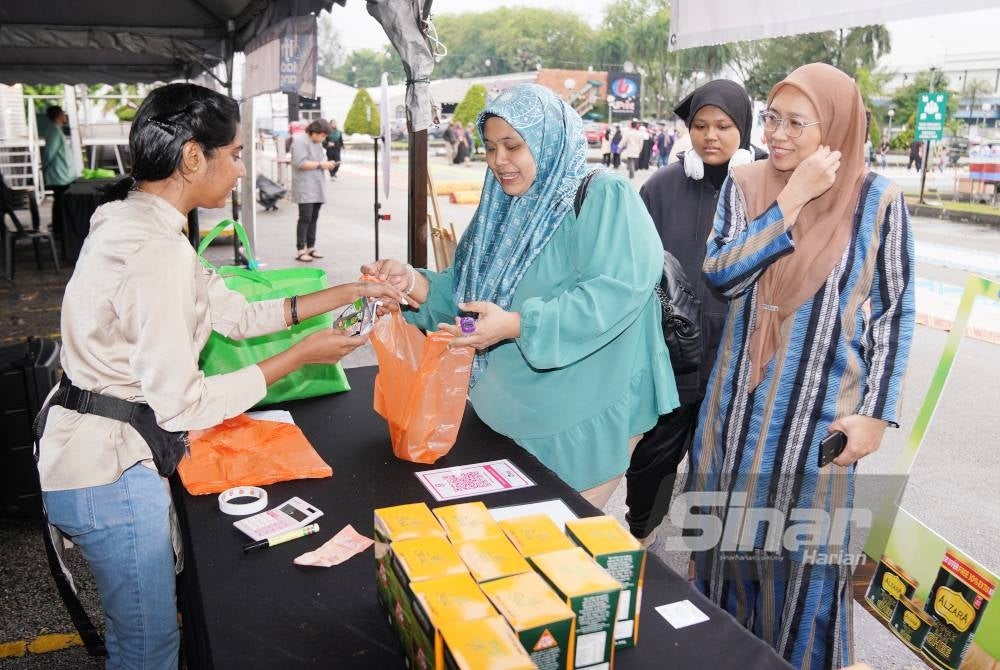 Pengunjung tidak melepaskan peluang membuat pembelian produk Alzara.