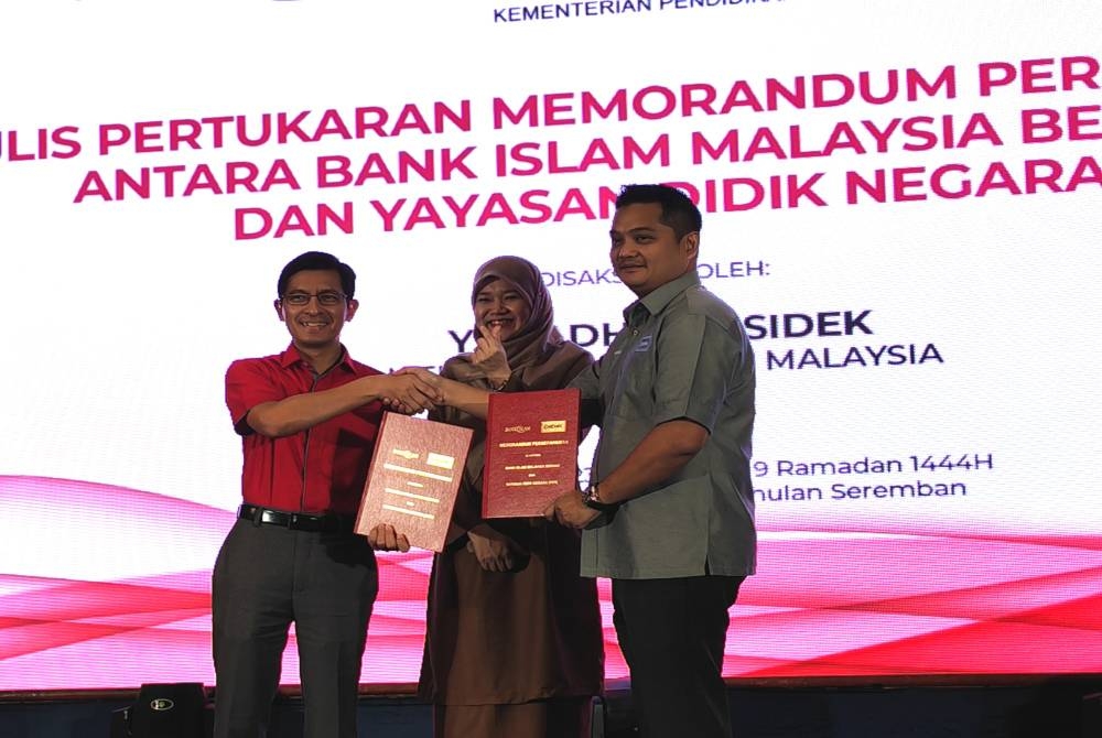 Fadhlina (tengah) menyaksikan Pertukaran Memorandum Persefahaman antara Bank Islam dan Yayasan Didik Negara.