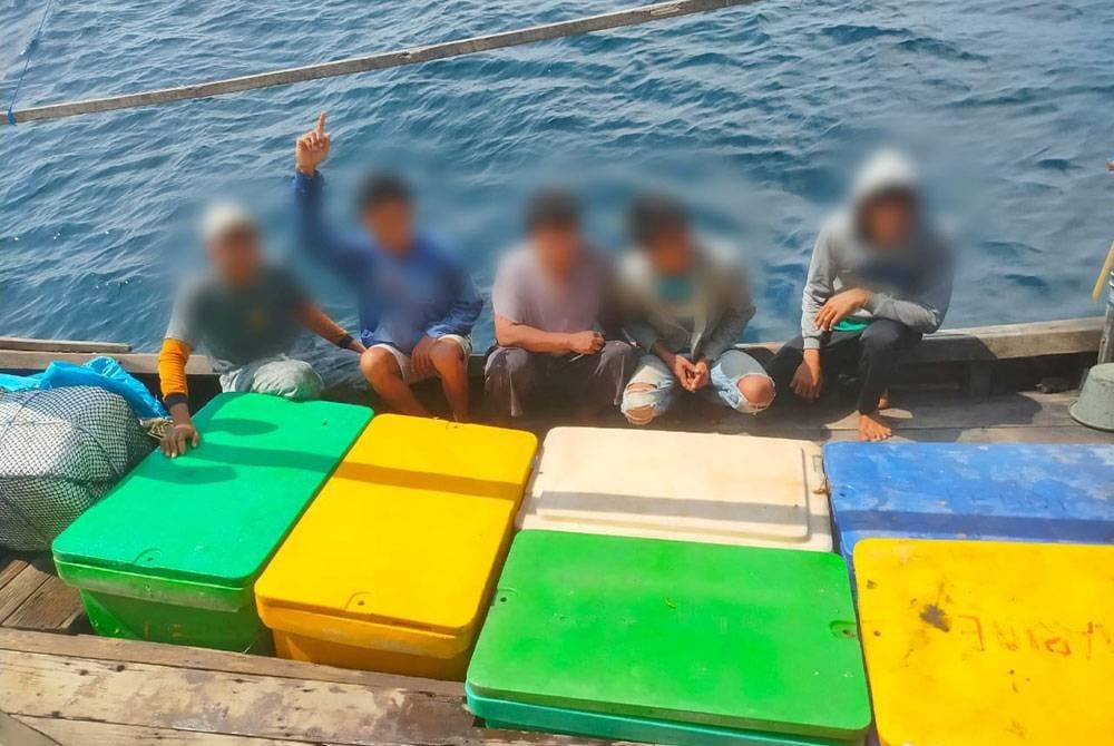 Lima kru termasuk tekong warga Indonesia yang berumur antara 13 hingga 37 tahun ditahan kerana menceroboh dan menangkap ikan dalam kawasan perairan Malaysia.