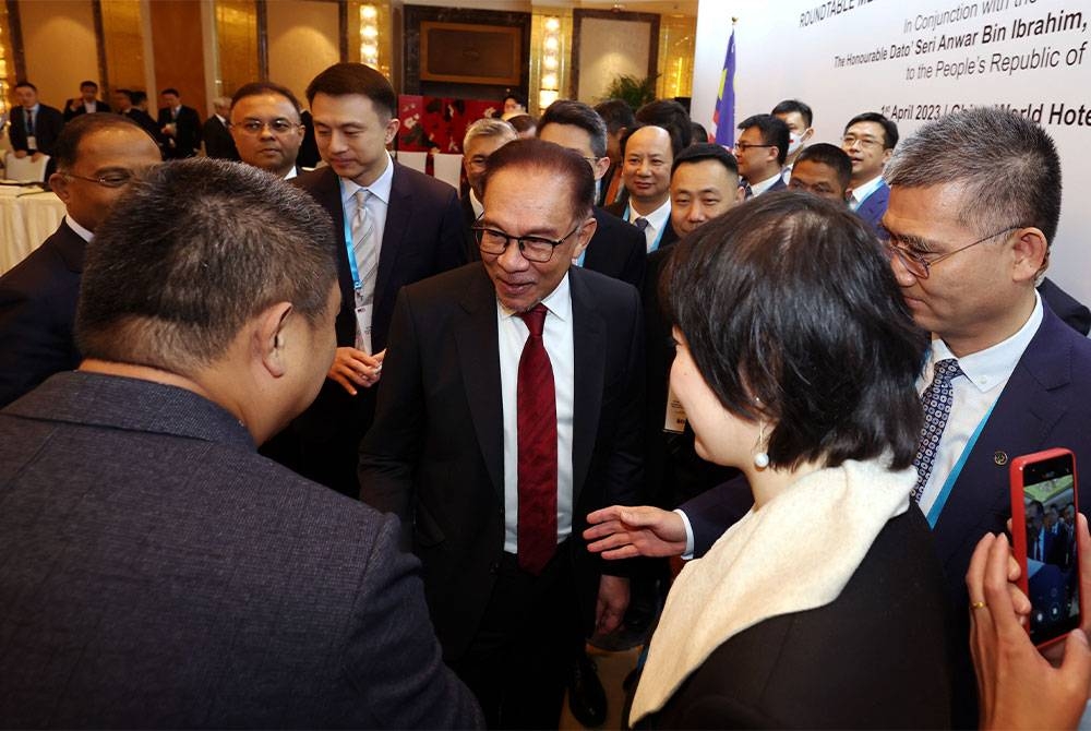 Anwar (tengah) menghadiri sesi mesyuarat meja bulat bersama pelabur China berprofil tinggi. - Foto Bernama