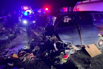 
Pasangan suami isteri maut manakala anak mereka cedera parah dalam kemalangan melibatkan sebuah van dan pacuan empat roda di KM41.2 Jalan Baru Kulim - Baling, pada Jumaat. - Foto ihsan PDRM