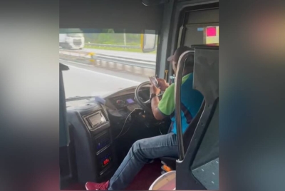 Polis menggesa pemandu bas yang tular memandu sambil menggunakan telefon bimbit untuk tampil bantu siasatan. - Foto tular media sosial