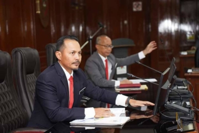 Adi Faizal Ahmad Tarmizi (kiri).