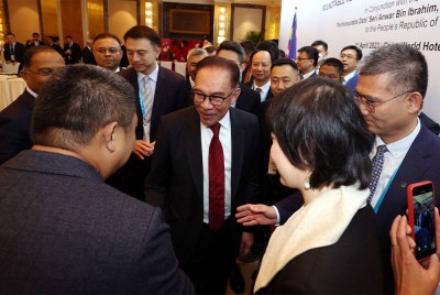 Anwar (tengah) menghadiri sesi mesyuarat meja bulat bersama pelabur China berprofil tinggi. - Foto Bernama