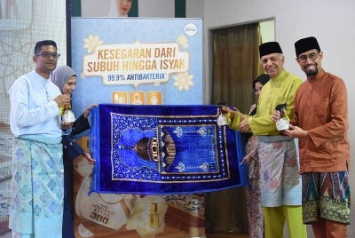 Ameer (dua dari kanan), Don Daniyal (kanan) dan Nantha (kiri) menyembur sejadah dengan Febreze Inspirasi Attar sebagai simbolik memperkenalkan produk itu sempena program Solat Tarawih bersama Ustaz Don.