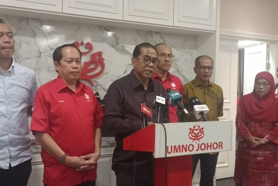 Mohamed Khaled (tengah) pada sidang akhbar mempengerusikan Mesyuarat UMNO Johor yang pertama bagi penggal 2023-2026 di Bangunan UMNO Johor pada Sabtu.