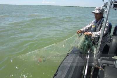 Pasukan bot peronda mengesan pelambung mencurigakan disyaki penanda bubu naga. - Foto Maritim Kuala Kurau