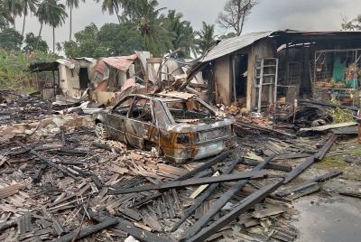 Keadaan dua buah rumah yang musnah dalam kebakaran dalam kejadian di Lorong Surau Sayyidah Zainab, Kampung Delek Kanan di Klang pada Sabtu.
