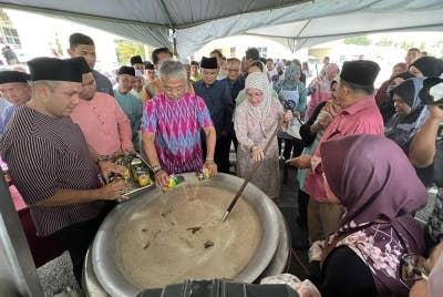 Yang di-Pertuan Agong Al-Sultan Abdullah Ri'ayatuddin Al-Mustafa Billah Shah dan Raja Permaisuri Agong Tunku Azizah Aminah Maimunah Iskandariah berkenan menyantuni para penduduk Kampung Sungai Labu yang menyediakan juadah berbuka puasa di Masjid Kampung Sungai Labu sempena lawatan baginda berdua di sekitar Pulau Labuan, pada Sabtu. - Foto Bernama