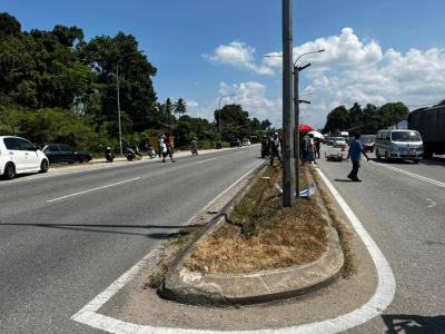 Lokasi kejadian seorang pelajar yang menunggang motosikal maut ketika mengelak lori yang membuat pusingan U di KM 17, Jalan Kuala Terengganu-Kuala Berang pada Sabtu