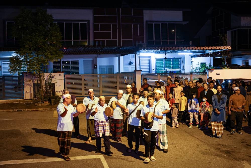 IPOH, 2 April -- Penduduk Taman Klebang Putra 1 berarak dengan melaungkan “bangun sahur” sambil diiringi paluan rebana diikuti selawat pada Program Kejut Sahur ‘Tradisi Kampung di Taman Klebang Putra 1 awal pagi tadi.
Program yang bermula kira-kira 3.30 pagi dan berlangsung selama 30 minit itu melibatkan lebih 50 individu termasuk kanak-kanak dengan berjalan lebih kurang tiga kilometer mengelilingi kawasan perumahan tersebut dalam usaha ‘menghidupkan’ tradisi Melayu itu pada Ramadan di kawasan bandar.
-- fotoBERNAMA (2023) HAK CIPTA TERPELIHARA