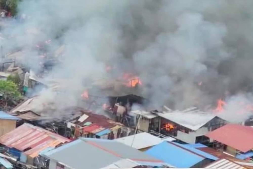 Pasukan bomba bertindak menjalankan operasi pemadaman kebakaran sehingga api dapat dipadamkan sepenuhnya. - Foto Awani