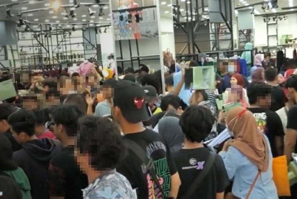 Rakaman video tular yang memaparkan orang ramai menyerbu sebuah kedai pakaian di Seksyen 7, di sini, pada Sabtu.