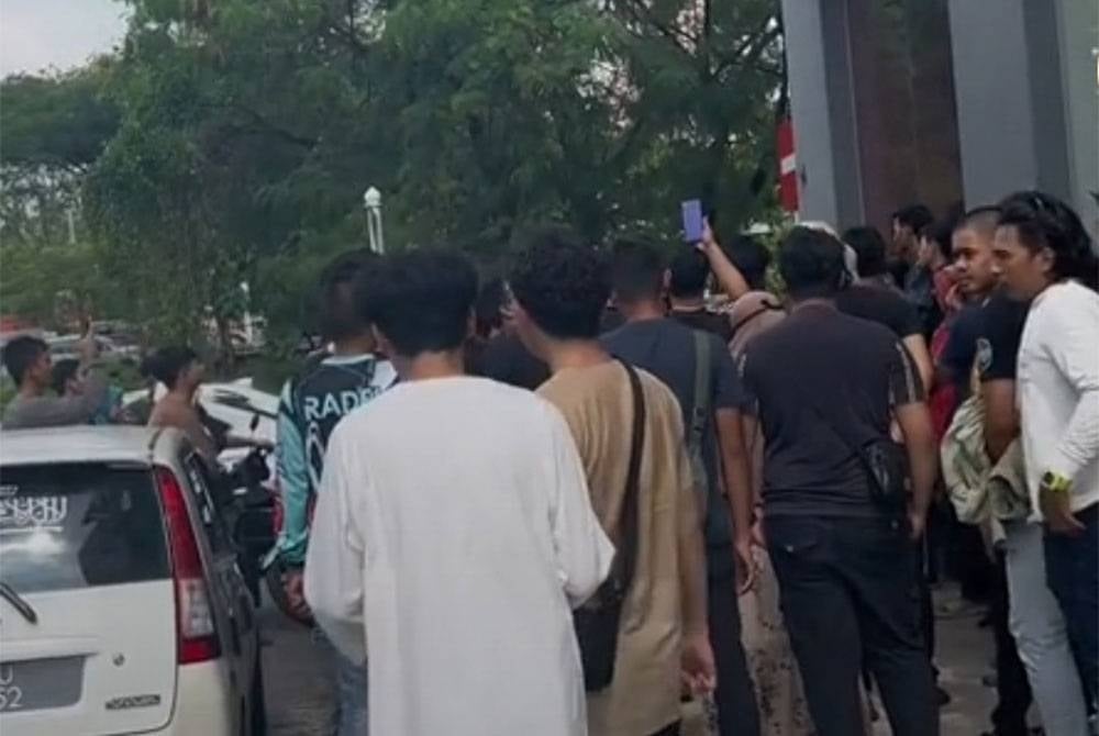 Rakaman video tular yang memaparkan orang ramai menyerbu sebuah kedai pakaian di Seksyen 7, di sini, pada Sabtu. (Mohon check sama ada perlu blurkan muka)