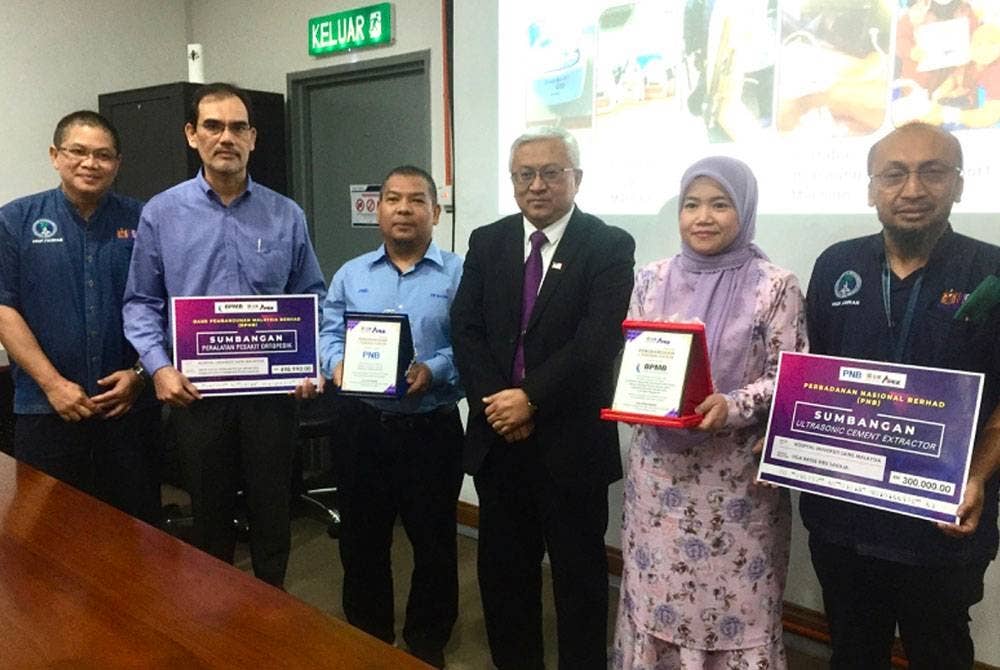 Profesor Dr Shaharum (tiga dari kanan) bergambar bersama barisan doktor dan pemberi sumbangan serta zakat.